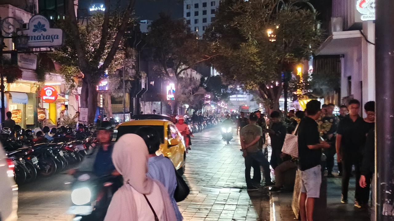 Jam malam di Kota Bandung
