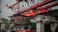 Crane proyek kereta api jatuh di Jatinegara.