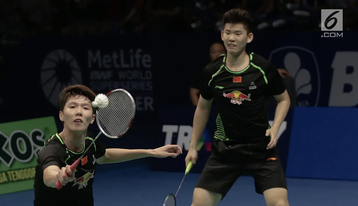Ganda putra Cina Li Junhui dan Liu Yuchen mengembalikan kok ke arah Mathias Boe dan Carsten Mogensen (Denmark) pada final Indonesia Open 2017 di Jakarta, Minggu (18/6). Ganda putra Cina menang 21-19, 19-21, 21-18. (Liputan6.com/Faizal Fanani)
