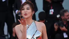 Gemma Chan berpose untuk para fotografer setibanya pada pemutaran perdana film 'Don't Worry Darling' dalam Venice Film Festival edisi ke-79 di Venesia, Italia, 5 September 2022. Gemma Chan tampil mewah pada pemutaran perdana film barunya 'Don't Worry Darling' di Venice Film Festival 2022. (Photo by Joel C Ryan/Invision/AP)