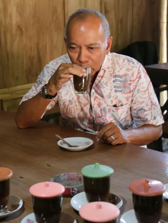 Ungkapan duka terus membanjiri akun Instagramnya. "Selamat jalan Pak Bondan. Semoga mendapat tempat yg terbaik, selamat berwisata kuliner di surga.," tulis bintangwirawan."Rest in peace, pakar kuliner Indonesia 🙏,"sahut felikssuranta.(Instagram/maknyusbw)