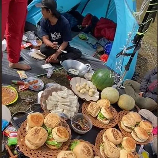 Bukan Hanya Mi Instan, Pendaki Gunung Banyak Bawa Makanan Saat Berkemah