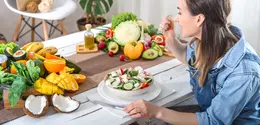 Salah satu rahasia agar pola makan sehat terasa lebih nyaman adalah memilih makanan yang membuat kenyang lebih lama tanpa kalori berlebihan seperti oatmeal, roti gandum, dan nasi merah. [Dok/freepik.com/pvproduction]