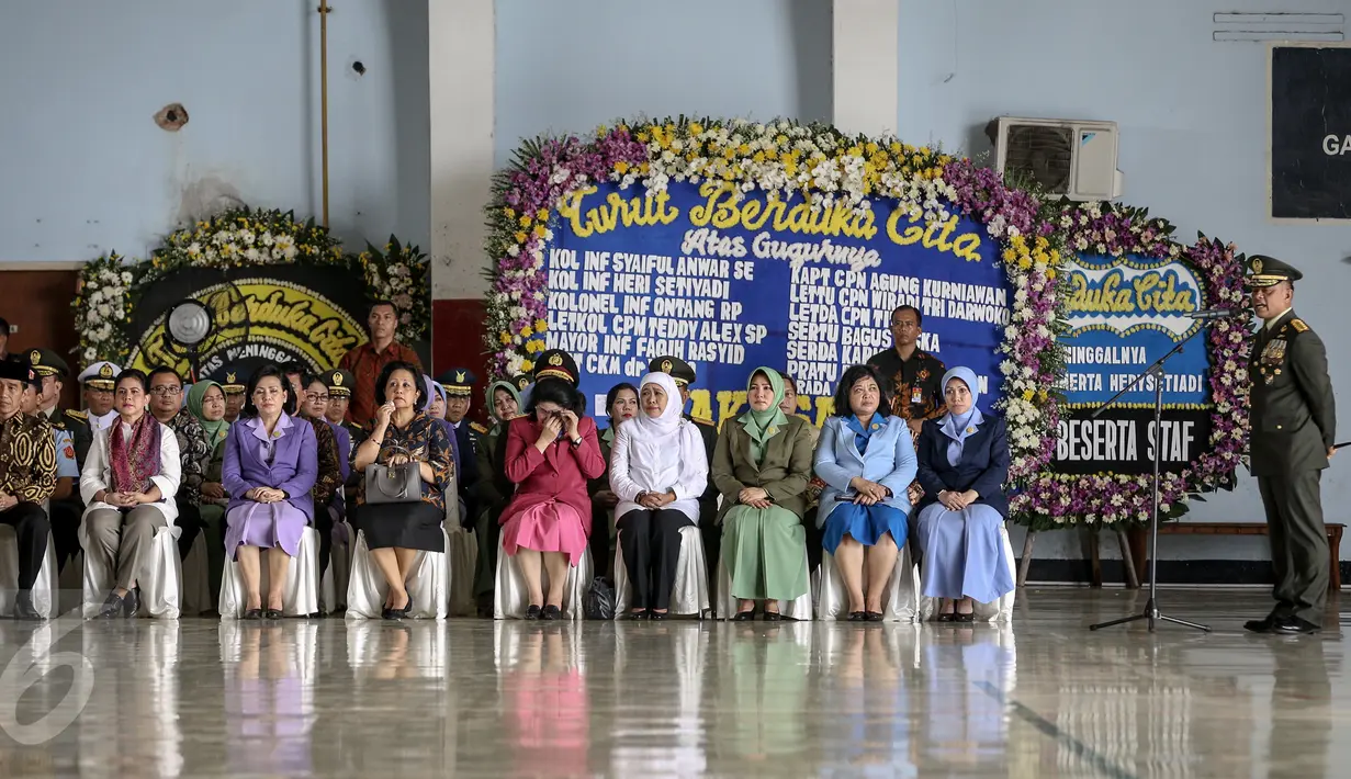 Panglima TNI Jenderal Gatot Nurmantyo (kanan) memberi kata sambutan dalam acara persemayaman di Hanggar Skadron Udara 17 Lanud Halim Perdanakusuma, Jakarta, (22/3). Helikopter TNI AD jatuh di atas perkebunan Sulawesi Tengah. (Liputan6.com/Faizal Fanani)