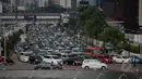 Sejumlah kendaraan terjebak kemacetan di sekitar Bundaran HI, Jakarta, Kamis (14/5/2015). Warga Jakarta dan sekitarnya memanfaatkan liburan panjang akhir pekan dengan memadati pusat-pusat perbelanjaan. (Liputan6.com/Faizal Fanani)