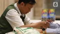 Petugas amil zakat mendoakan warga yang membayar zakat fitrah di Masjid Istiqlal. (Liputan6.com/Herman Zakharia)
