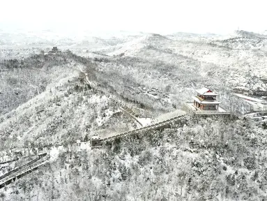 Foto dari udara yang diabadikan pada 23 November 2020 ini menunjukkan pemandangan Kota Yan'an yang diselimuti salju di Provinsi Shaanxi, China barat laut. (Xinhua/Qi Xiaojun)