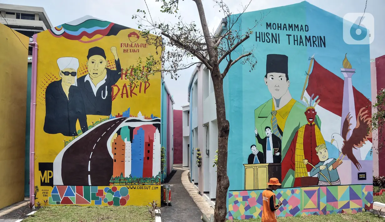 Pekerja menyelesaikan pembangunan taman di Kampung Gembira Gembrong, Cipinang Besar Utara, Jakarta Timur, Selasa (4/10/2022). Pembangunan Kampung Gembira Gembrong yang terdiri atas 138 unit rumah dampak korban kebakaran tersebut kini telah rampung dan disambut antusias oleh warga dan anak-anak setempat. (merdeka.com/Iqbal S. Nugroho)