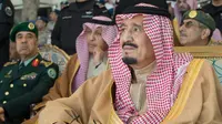 Raja Arab Saudi, Salman bin Abdulaziz saat menghadiri upacara ulang tahun ke-50 Raja Faisal Air Academy di pangkalan udara di Riyadh. (AFP Photo / Saudi Royal Palace / Bandar Al-Jaloud)