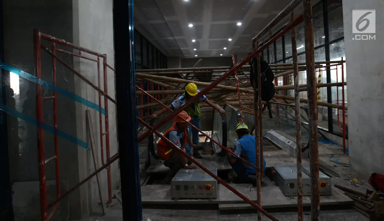 Petugas menyelesaikan proyek revitalisasi Stasiun Manggarai di Jakarta, Selasa (22/1). PT. Kereta Commuter Indonesia (KCI) menutup sementara jalur 10 Stasiun Manggarai tujuan Depok dan Bogor sejak 23 Januari hingga 8 Maret 2019. (Merdeka.com/Imam Buhori)