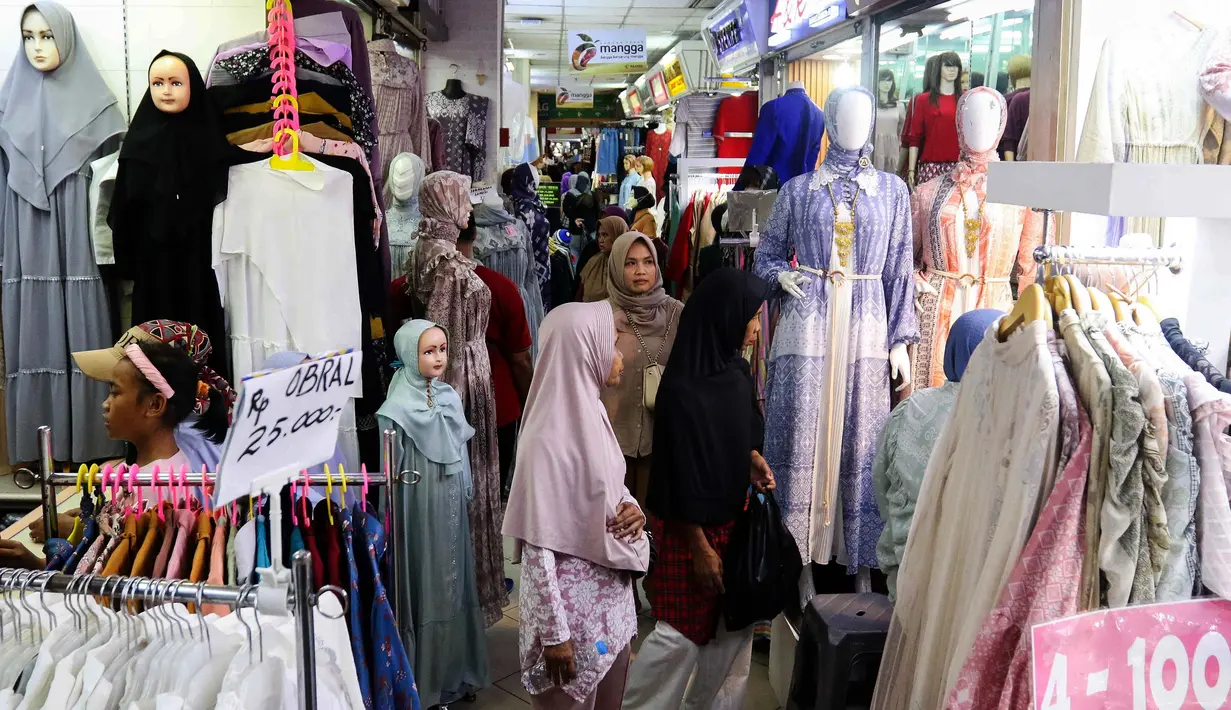 Memasuki bulan Ramadan, ragam busana muslim yang paling banyak dipesan dan diminati para konsumen. (Liputan6.com/Herman Zakharia)