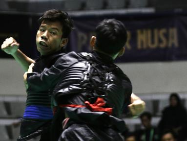 Pendekar Pagar Nusa saat bertarung dalam Kejurnas dan Festival III Pencak Silat di Padepokan Pencak Silat, TMII, Jakarta, Sabtu (4/1). Kejuaraan ini diikuti ratusan pendekar silat Pagar Nusa dari seluruh Indonesia. (Bola.com/Yoppy Renato)