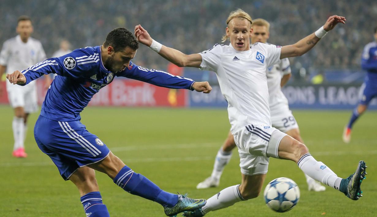 Pemain Dynamo Kiev, Domagoj Vida (kanan), berebut bola dengan pemain Chelsea, Eden Hazard, dalam lanjutan Grup G Liga Champions di Stadion Olympic, Kiev, Ukraina, Rabu (21/10/2015) dini hari WIB. (EPA/Sergey Dolzhenko)