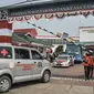 Sebuah ambulans memasuki Lapas Kelas I Tangerang, Rabu (8/9/2021). Pasca kebakaran yang melanda Lapas Tangerang, sejumlah keluarga korban mulai berdatangan ke posko crisis center untuk kepentingan identifikasi. (Liputan6.com/Iqbal S Nugroho)