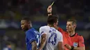 Pemain Leicester City, Leonardo Ulloa, mendapat kartu kuning dari dari wasit pada laga Liga Champions Grup G, di Jan Bredelstadion, Brugge, Kamis (15/9/2016) dini hari WIB. (Reuters/Eric Vidal)
