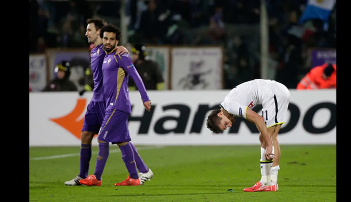Ekpresi gelandang Tottenham Hotspur Erik Lamela (kanan) usai dikalahkan Fiorentina di laga Liga Europa leg kedua di Stadion Artemio Franchi, Italia (26/2/2015). Fiorentina menang 2-0 atas Tottenham Hotspur. (Reuters/Max Rossi)