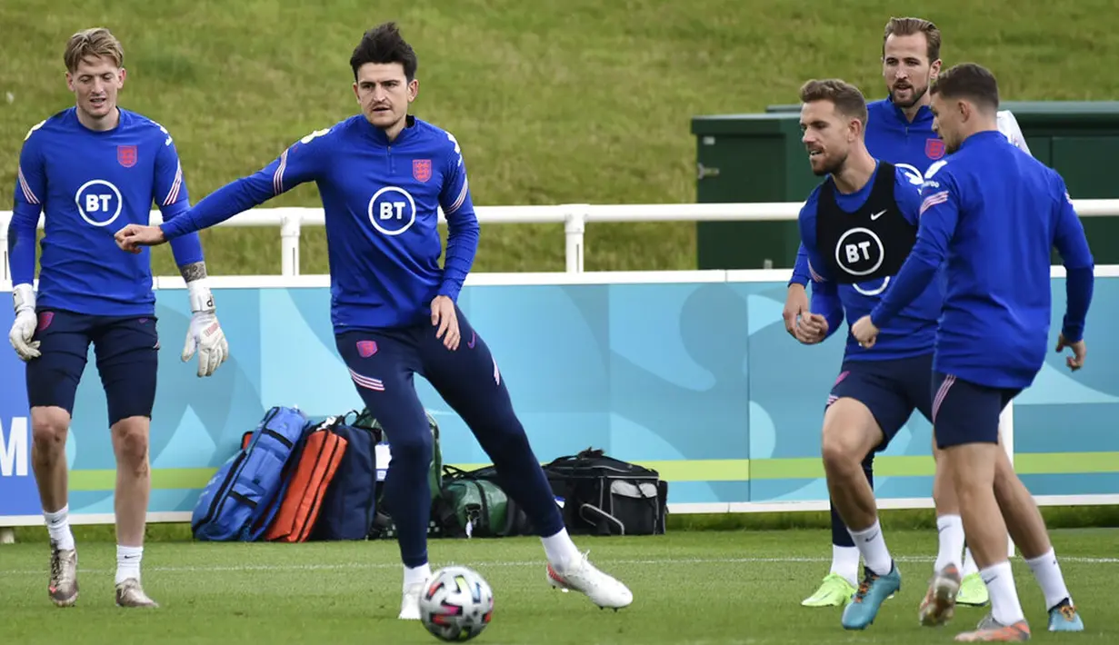 Penjaga gawang Inggris Jordan Pickford, Harry Maguire, Jordan Henderson, Harry Kane dan Kieran Trippier saat sesi latihan di St George's Park, Burton upon Trent, Inggris, Senin (5/7/2021). Inggris akan melawan Denmark pada pertandingan semifinal Euro 2020. (AP Photo/Rui Vieira)