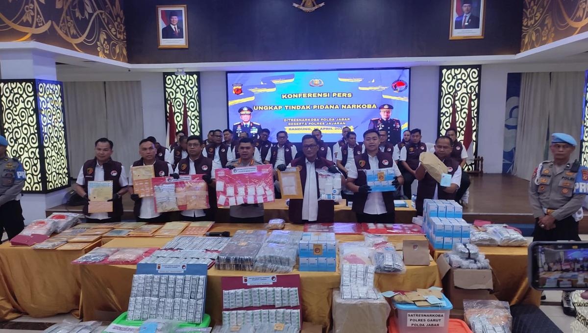 Pers rilis kasus pengungkapan narkoba dan obat terlarang di Polda Jabar.