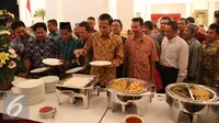 Presiden Joko Widodo saat makan siang bersama para pedagang di Istana Merdeka, Jakarta, Kamis (3/9/2015). Sekitar 103 pedagang dari 19 pasar tradisional di kawasan DKI Jakarta diundang Presiden untuk makan siang bersama. (Liputan6.com/Faizal Fanani)