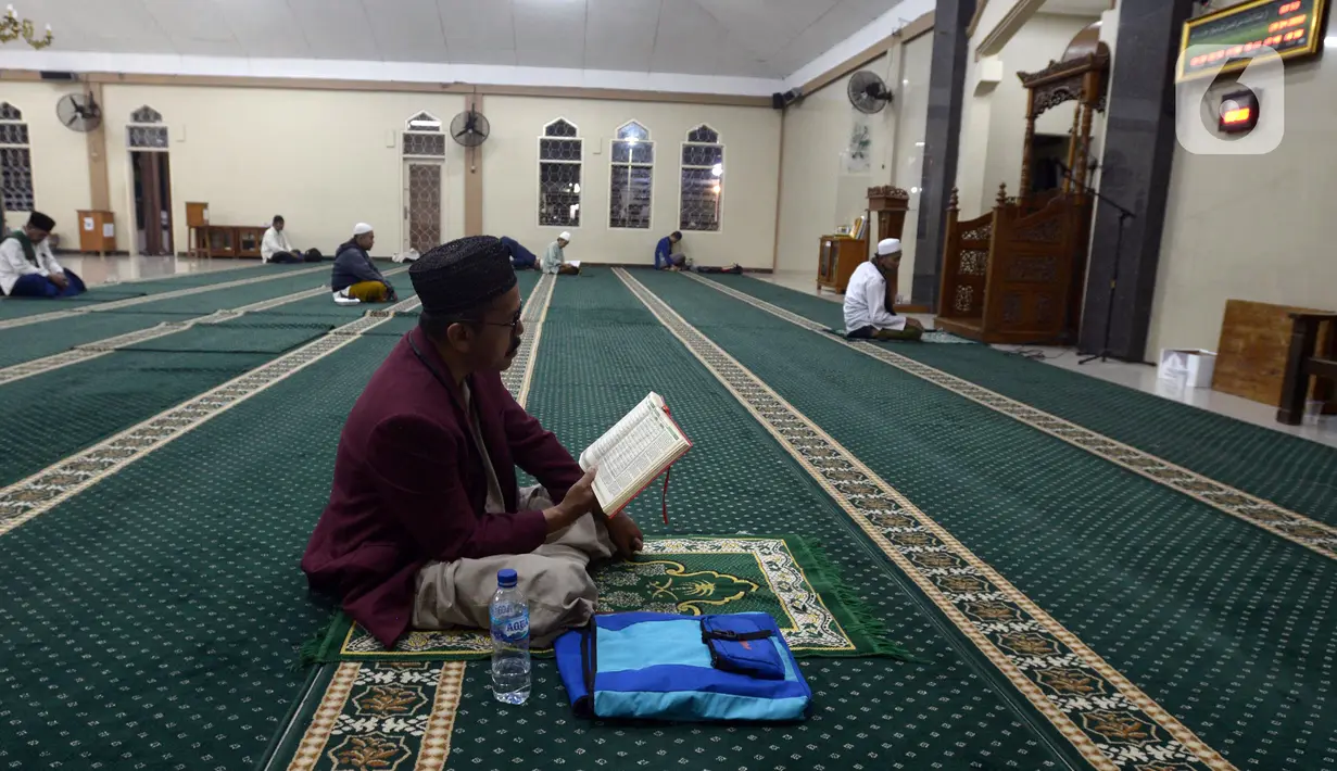 <p>Warga membaca Alquran saat melakukan itikaf pada malam ke-27 bulan puasa Ramadhan 1443 H di Masjid Asy-Syuhada, Cikampek, Kabupaten Karawang, Jawa Barat, Jumat (29/4/2022). Itikaf dilakukan pada 10 hari terakhir bulan Ramadhan dengan membaca Alquran, dzikir, dan selawat untuk mencari rida Allah SWT. (merdeka.com/Imam Buhori)</p>