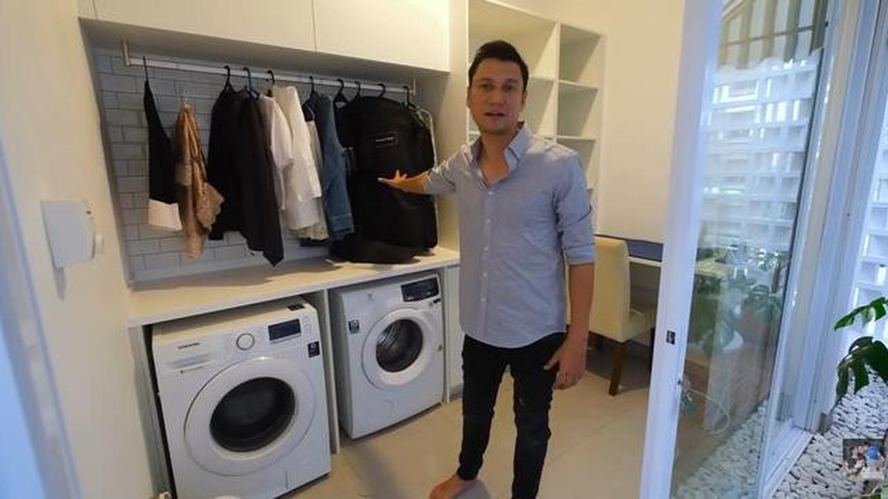 5 Potret Mushola Semi Outdoor dan Ruang Cuci di Rumah Titi Kamal, Minimalis Modern