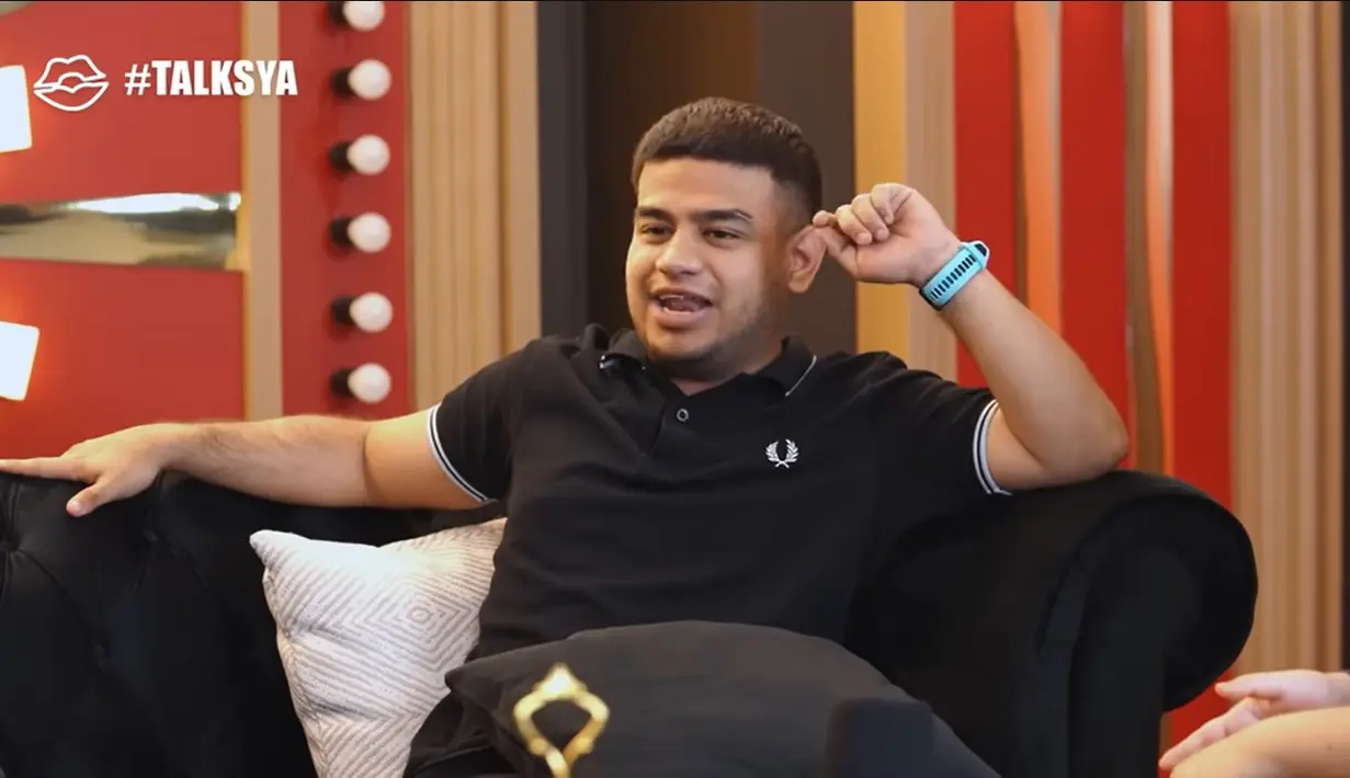 "Gue bilang 'Mamah boleh nggak, nggak minta duit Adil selama satu tahun. Tapi Adil janji akan lunasin rumah ini karena Adil nggak pengin lihat mamah nangis lagi' Gue bilang kayak gitu," kata pria berdarah Arab ini. [Youtube/Tasya Farasya]