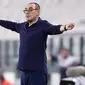 Pelatih Juventus, Maurizio Sarri, saat melawan Lecce pada laga Serie A di Stadion Allianz, Jumat (26/6/2020). Juventus menang 4-0 atas Lecce. (AP/Fabio Ferrari)