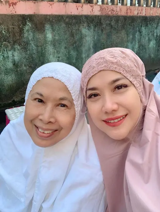 Momen BCL bersama ibu mertuanya, tampak begitu akrab. Tak hanya hijab, pesonanya yang cantik dalam balutan mukenah pun sukses bikin kagum para penggemarnya. Terlebih, ia tampil dengan makeup natural.(Liputan6.com/IG/@bclsinclair)