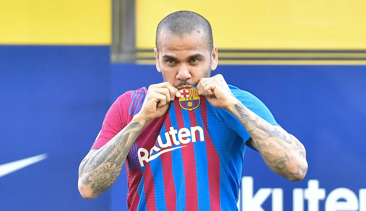 Kembalinya Dani Alves ke Barcelona diketahui merupakan permintaan pelatih barunya, Xavi Hernandez. Pria 38 tahun tersebut diketahui sudah menganggur sejak Olimpiade Tokyo 2020 usai mengakhiri kontraknya dengan Sao Paolo. (AFP/Pau Barrena)