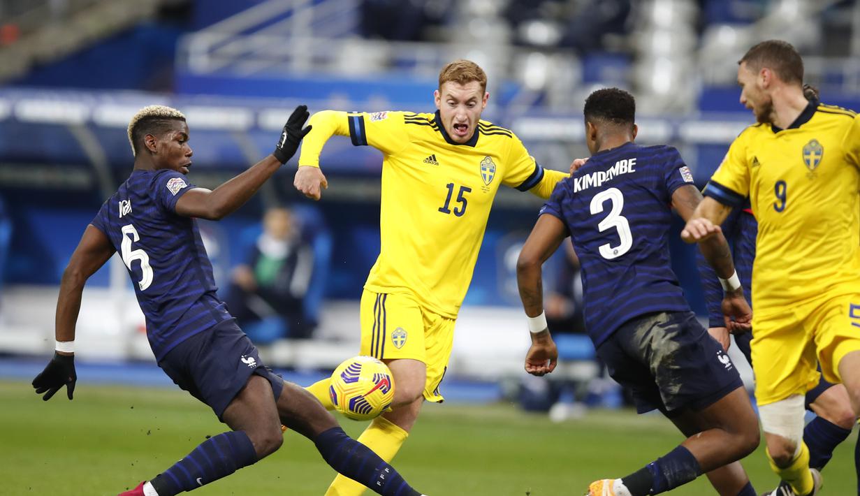 Penyerang Swedia, Dejan Kulusevski (center) berusaha melewati gelandang Prancis, Paul Pogba pada pertandingan UEFA Nations League di stadion Stade de France di Saint-Denis, Paris utara, Selasa (17/11/2020). Prancis menang atas Swedia 4-2. (AP Photo/Francois Mori)