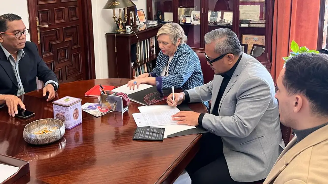 Dekan FH UKI Hendri Jayadi (paling kiri) bersama Wakil Rektor Universitas Sevilla Carmen Vargas Macías (kedua dari kiri), dan Edward Panjaitan (kedua dari kanan) Kepala Departemen Internasional FH UKI (Istimewa)