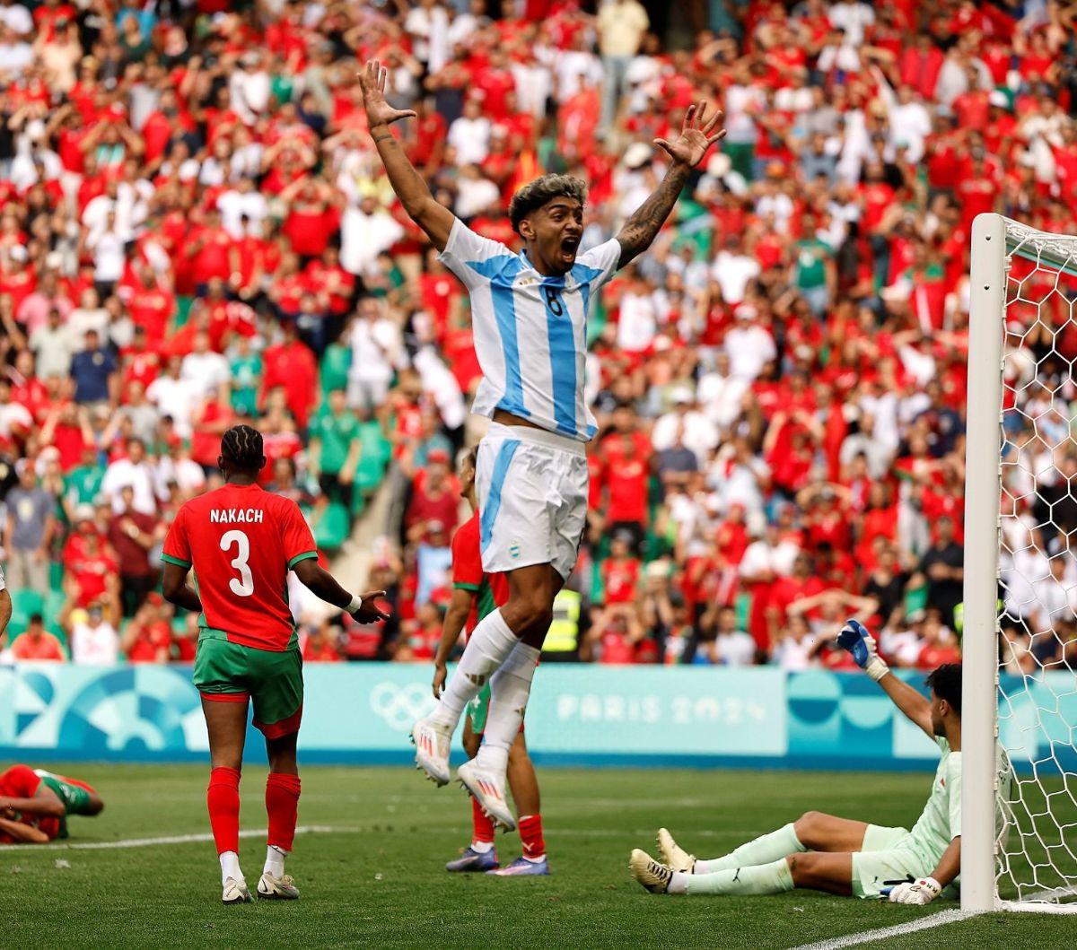 Pemain Argentina,&nbsp;Cristian Medina merayakan gol kedua Argentina saat berhadapan dengan Maroko dalam Olimpiade Paris 2024 di&nbsp;Stadion Geoffroy-Guichard,&nbsp;Saint-Étienne, Prancis, pada Rabu (24/7/2024). Duel laga pembuka Grup B ini berakhir sec