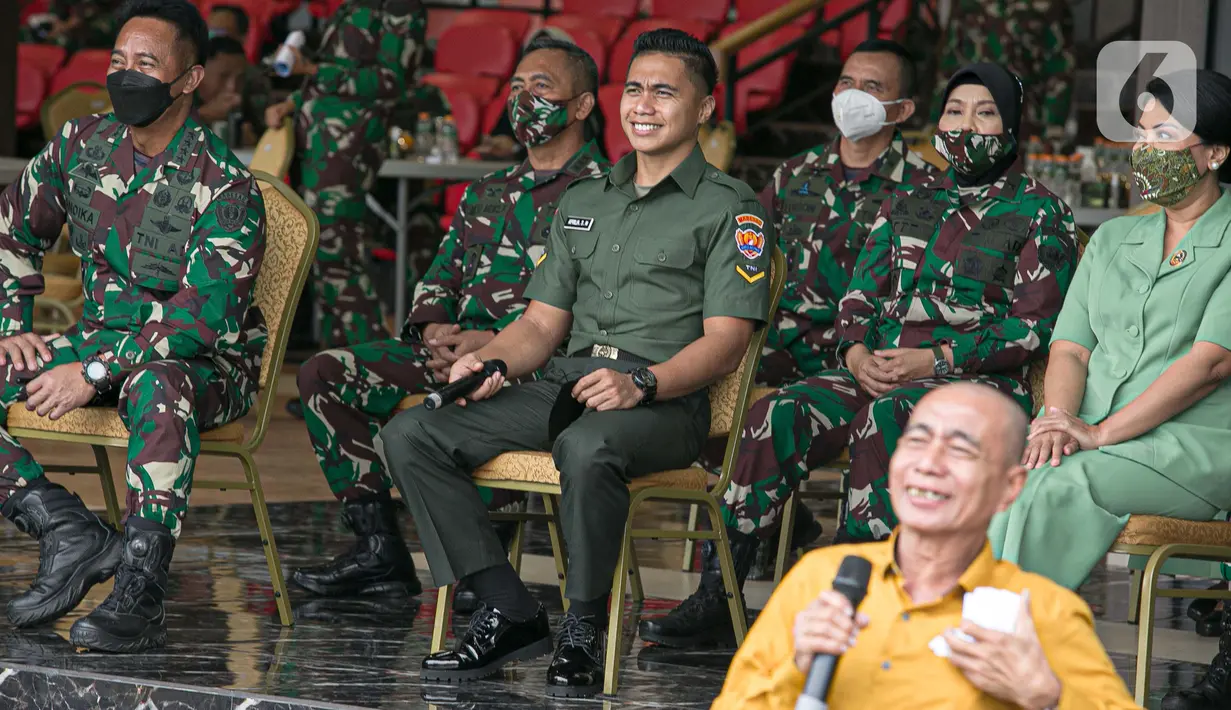 Serda Aprilia Manganang (kedua kiri) didampingi KSAD Jendral TNI Andika Perkasa (kiri) menjalani sidang perubahan status jenis kelamin dan pergantian nama di Pengadilan Negeri Tondano secara virtual di Mabes TNI AD, Jakarta, Jumat (19/3/2021). (Liputan6.com/Faizal Fanani)