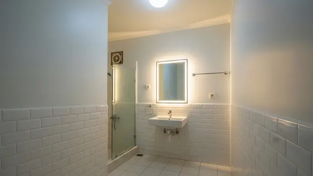Desain Kamar Mandi Kecil Tanpa Jendela yang Tetap Terang