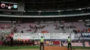 Beberapa polisi berjaga di depan salah satu spanduk protes kenaikan harga tiket saat laga Persija melawan Persela di Stadion GBK Jakarta, Minggu (1/3/2015). (Liputan6.com/Helmi Fithriansyah)