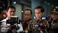 Presiden Joko Widodo (Jokowi) saat memberikan keterangan pers terkait operasi tangkap tangan (OTT) pungutan liar (pungli) di Kemenhub, Jakarta, Selasa (11/10). (Liputan6.com/Faizal Fanani)