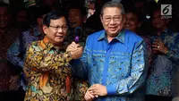 Ketua Umum Partai Gerindra Prabowo Subianto (kiri) berjabat tangan dengan Ketua Umum Partai Demokrat Susilo Bambang Yudhoyono atau SBY (kanan) usai bertemu di Jakarta, Senin (30/7). Demokrat mengusung Prabowo sebagai capres 2019. (Liputan6.com/JohanTallo)