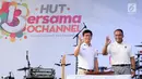 Dirut O Channel, Sutanto Hartono (kiri) bersama Dankormar, Mayjen TNI Bambang Suswantono pada perayaan HUT Bersama Bersama O Channel dengan Jalasenastri TNI AL di Stadion Bola Mini Pasmar 2, Jakarta, Minggu (20/8). (Liputan6.com/Helmi Fithriansyah)