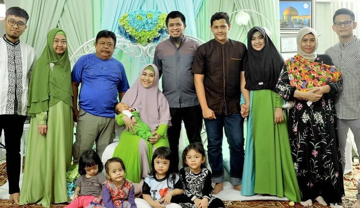 Meski telah memiliki tiga orang anak, pasangan Oki dan Ory masih ingin menambah momongan kembali. Berbeda dengan anak kedua dan ketiga  yang jaraknya berdekatan, untuk anak keempatnya harus menunggu beberapa tahun. (Instagram/okisetianadewi)