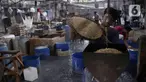 Pekerja melakukan proses pengolahan tahu di Sentra Industri Tahu, Jakarta, Kamis (10/7/2025). (Liputan6.com/Angga Yuniar)