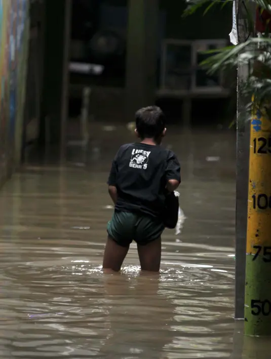 Banjir berimbas pada terganggunya aktivitas warga. (merdeka.om/Imam Buhori)