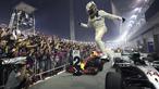 Pebalap Mercedes, Lewis Hamilton merayakan kemenangan saat menjuarai F1 Singapura di  Marina Bay City Circuit, (17/9/2017).  (AP/Yong Teck Lim)