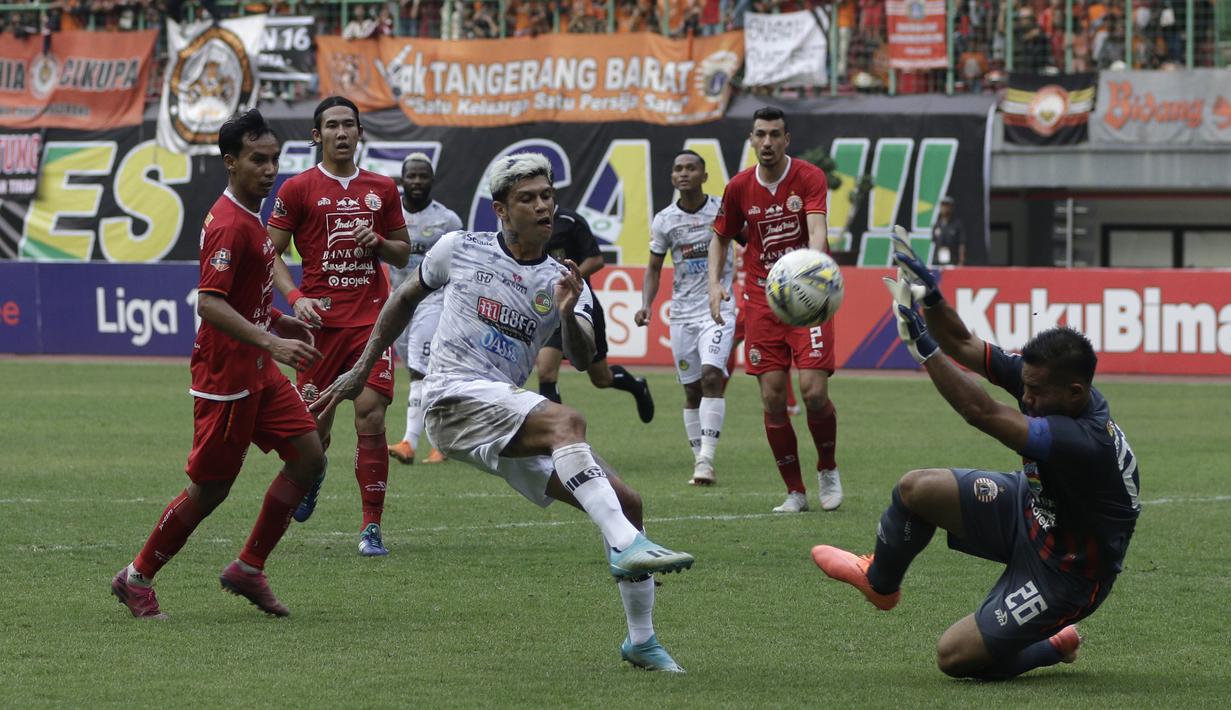 Gelandang Tira Persikabo, Ciro Alves, berusaha mencetak gol ke gawang Persija Jakarta pada laga Shopee Liga 1 di Stadion Patriot Chandrabhaga, Bekasi, Minggu (3/11). Persija menang 2-0 atas Tira Persikabo. (Bola.com/Yoppy Renato)
