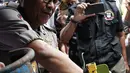 Kabid Humas Polda Metro Jaya Kombes Pol Argo Yuwono menunjukkan proses penyuntikan tabung gas di Cipayung, Jakarta, Selasa (22/1). Subdit III Sumdaling Ditreskrimsus Polda Metro Jaya membekuk empat tersangka dalam kasus ini. (Liputan6.com/Faizal Fanani)