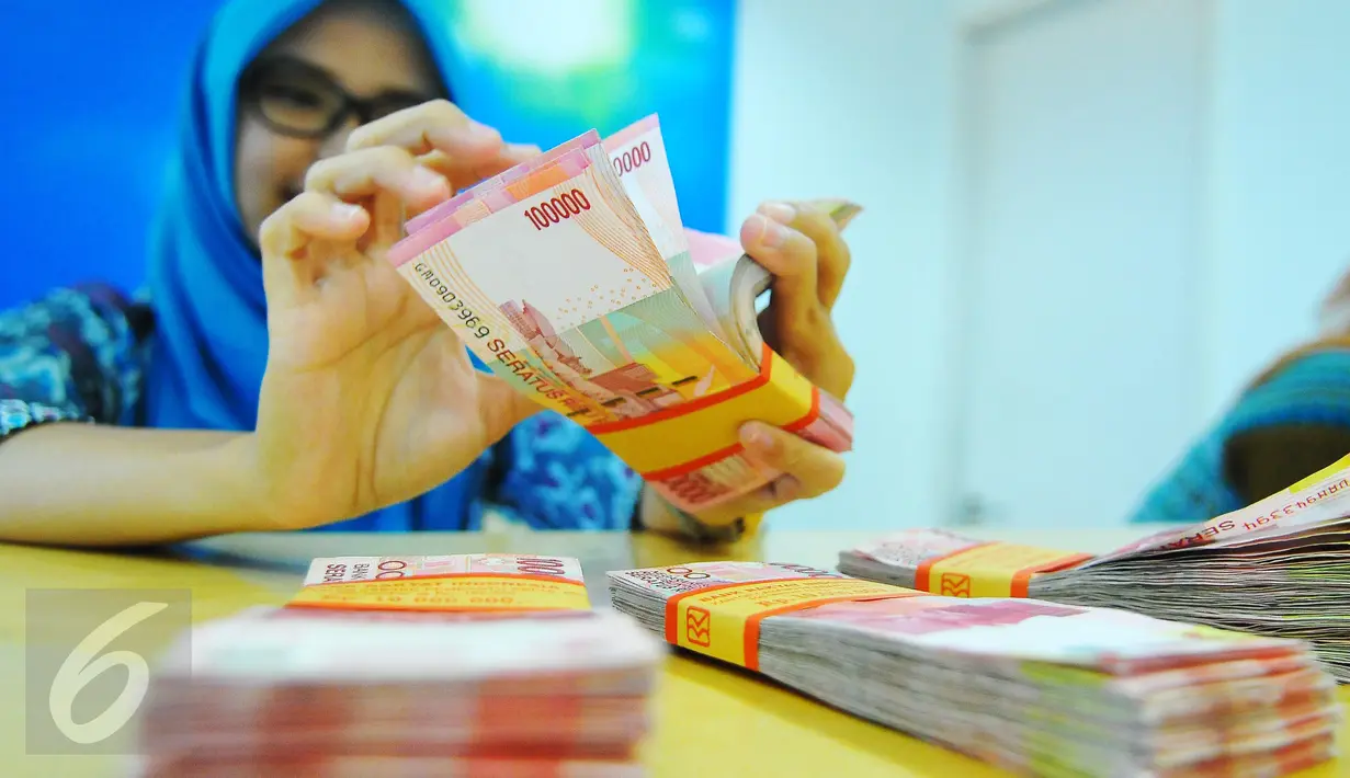 Petugas Bank tengah menghitung uang rupiah di Bank BRI Syariah, Jakarta, Selasa (28/2). Nilai tukar rupiah terhadap dolar Amerika Serikat (AS) melemah tipis pada perdagangan Selasa pekan ini. (Liputan6.com/Angga Yuniar)