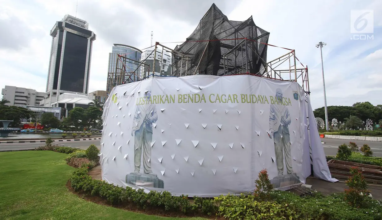Suasana proses konservasi pada Patung Mohammad Husni Thamrin di Jakarta, Sabtu (25/11). Konservasi dilakukan untuk melestarikan cagar budaya serta merawat patung agar kondisinya tetap baik. (Liputan6.com/Immanuel Antonius)
