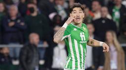 Hector Bellerin - Bek sayap Real Betis ini ternyata juga eksis sebagai YouTuber dengan berbagi video kesehariannya dan juga podcast. Pemain asal Spanyol itu dapat meng-upload video 4 hingga 5 video setiap bulannya. (AFP/Jorge Guerrero)