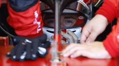 Pebalap Scuderia Ferrari, Charles Leclerc mengalami hasil buruk di F1 GP Prancis. Pebalap asal Polandia itu tergelincir dan menghantam dinding pembatas saat lap ke-18. Kejadian tersebut menambah daftar catatan kesialan Leclerc di ajang Formula 1 musim 2022. (AP/Pool/Eric Gaillard)