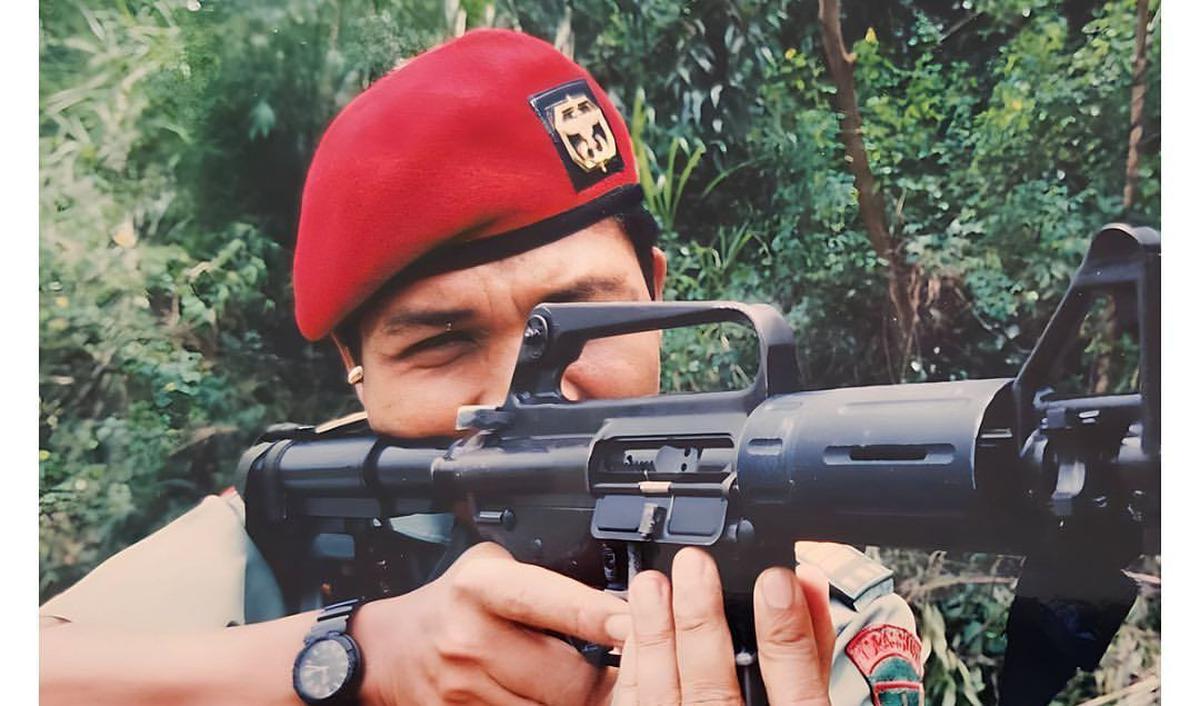 Dalam unggahan tersebut, Farid Makruf yang masih berpangkat Kapten terlihat tengah berlatih menembak.