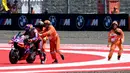 Jorge Martin tampil dominan di posisi terdepan sepanjang sesi kualifikasi 2 MotoGP Indonesia 2024. (SONNY TUMBELAKA/AFP)